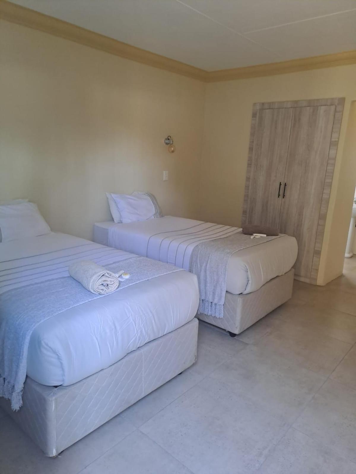 Ingwenya Guest house *