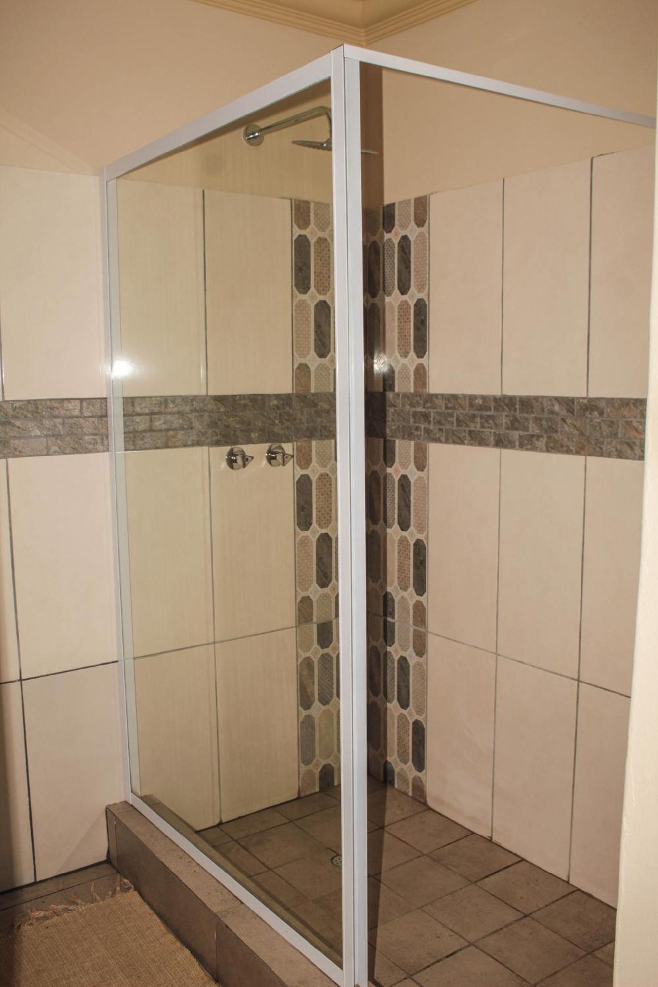 Guest house Ingwenya *